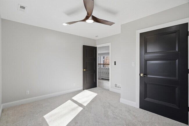 Building Photo - 4403 Glen Eagle Dr