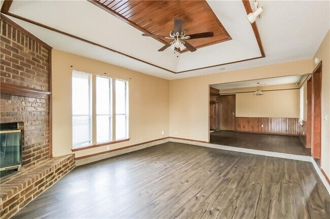 Building Photo - 2425 E Hills Dr