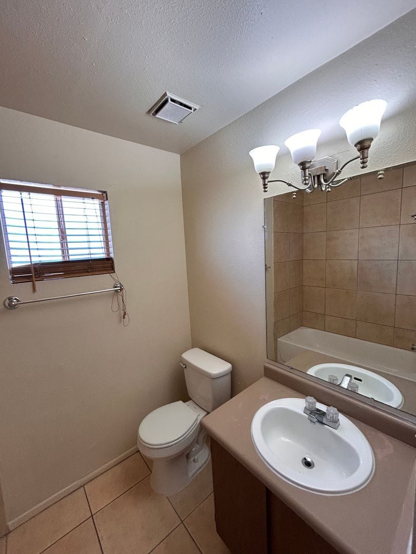 Building Photo - 1417-1417 N El Rio Dr