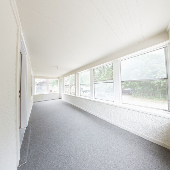 Building Photo - 1200 Sqft. 2 Bedroom 1 Bath