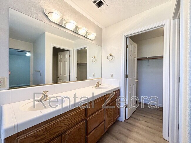 Building Photo - 746 Wren Ct