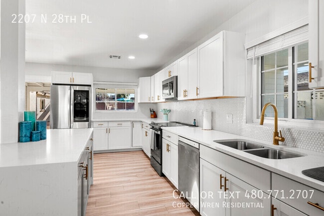 Building Photo - 2207 N 28th Pl