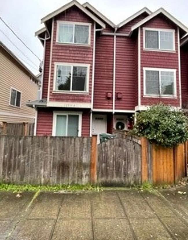 Primary Photo - Lovely 3 bed Townhome in Pinehurst neighbo...