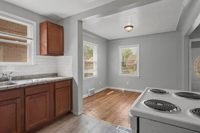 Building Photo - 18278 Manor