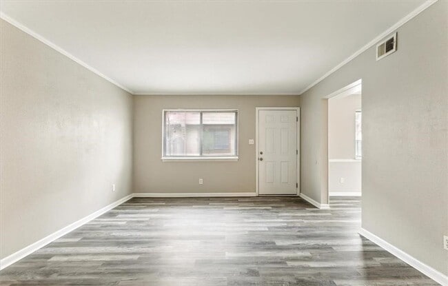 Building Photo - Remodeled Townhouse Ready for A New Tenant