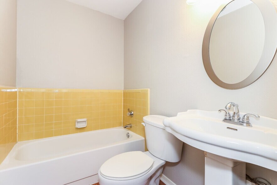 Building Photo - 716 Admiralty Way