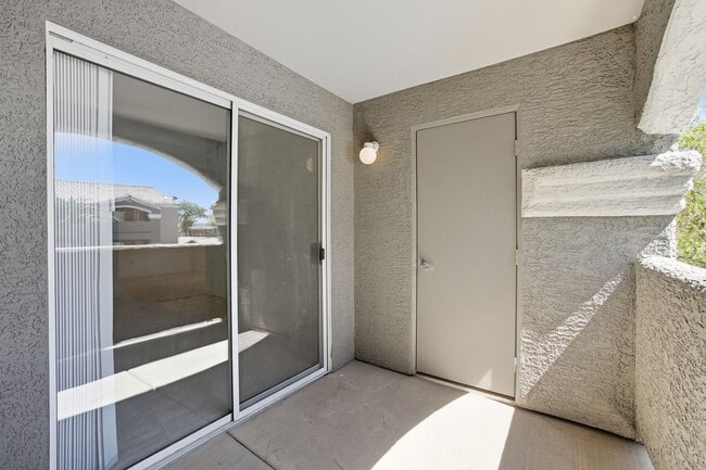 Building Photo - Beautifully maintained 1-story condo in Re...