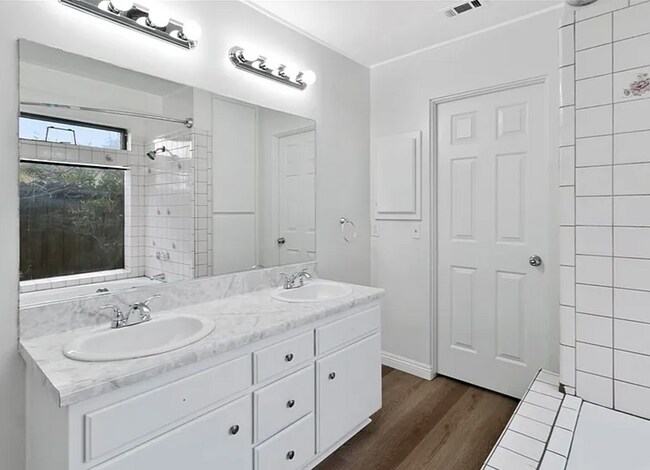 Building Photo - Spacious living, large yard, off street parking.  Available 11/5 Move In