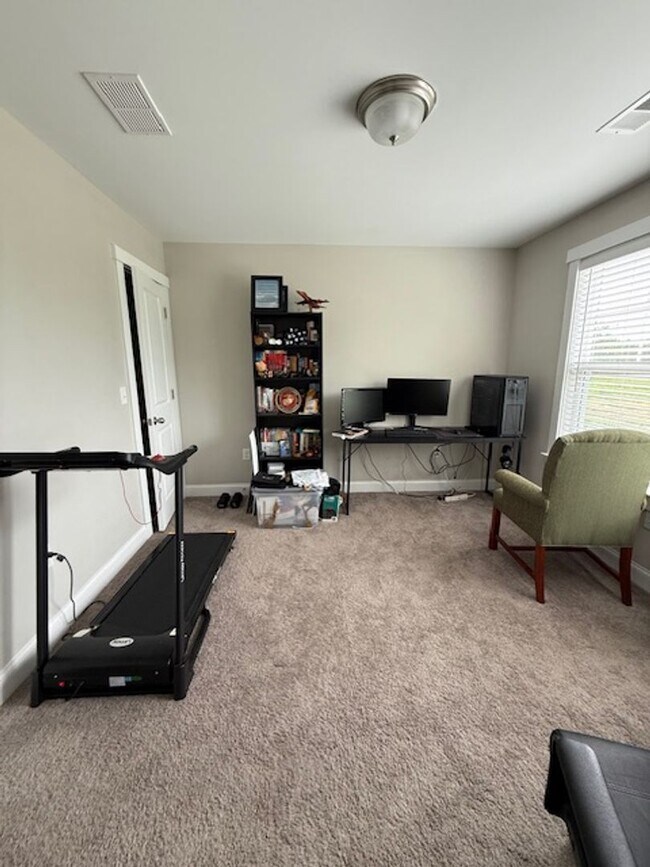 Building Photo - Quaint Neighborhood Living: Spacious 3 Bed...