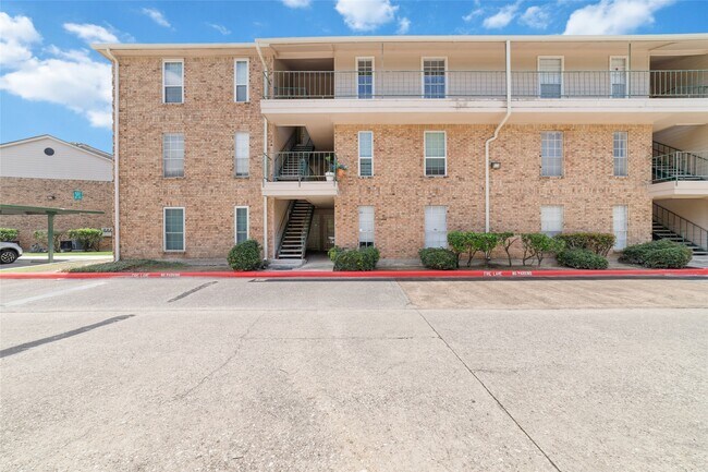Building Photo - 3770 Lovers Wood Ln