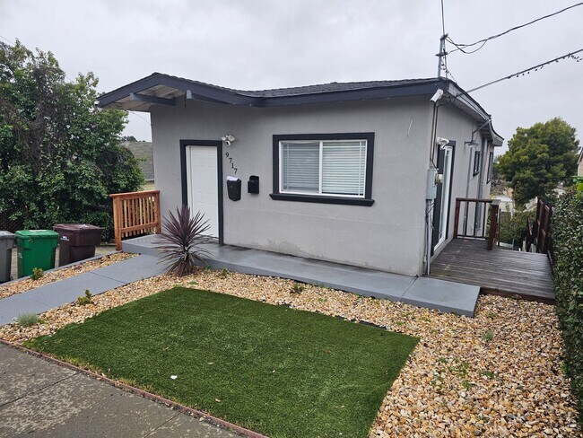 Building Photo - Spacious 4-Bed Oakland Apartment: Modern U...