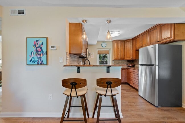 Building Photo - Charming 3Bed 2bath Nestled in the heart o...