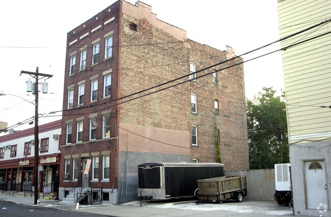 Building Photo - 10 Liberty Ave