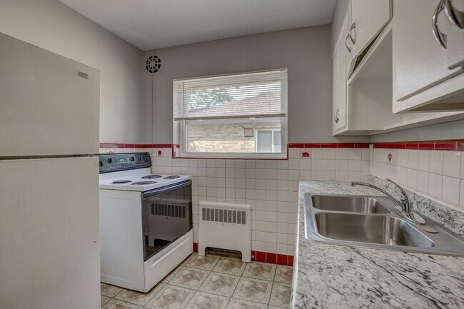 Building Photo - 1672 Llanfair Ave