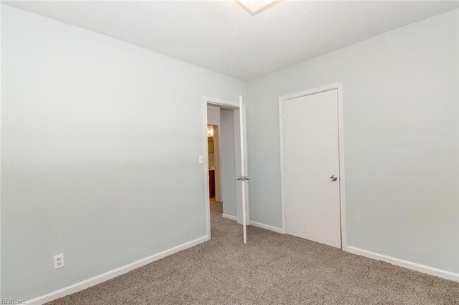 Building Photo - 1443 W 40th St