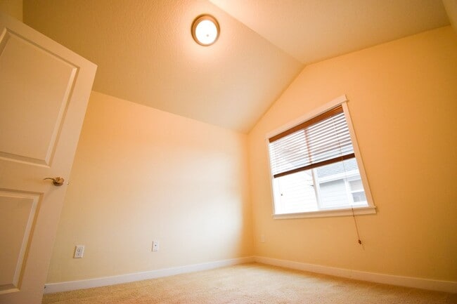 Building Photo - Beautiful Condo In the Heart of Beaverton!