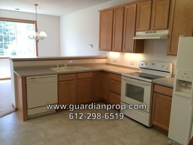 Building Photo - End Unit Townhouse for October 1 Close to ...