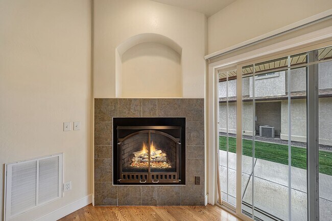 Building Photo - 832 Montclair Dr