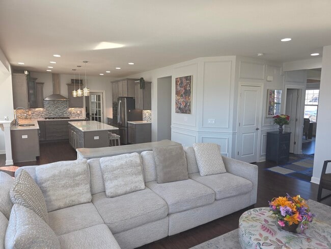 Building Photo - W240N5649 Holly Ct