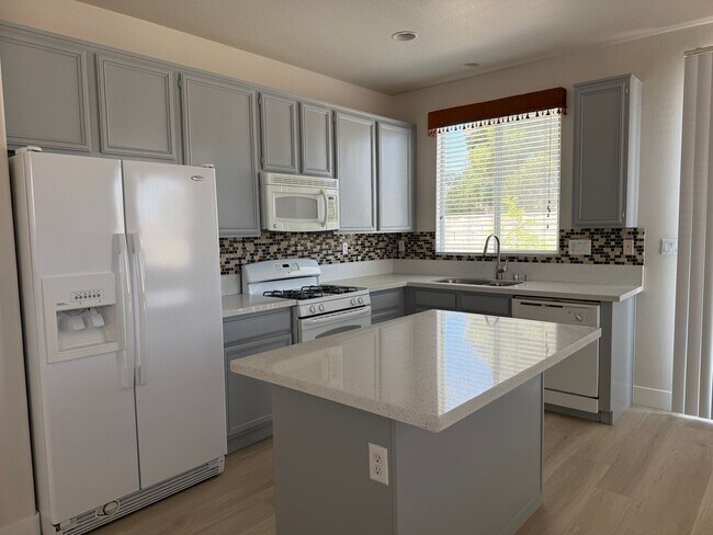 Building Photo - 3bd/2bath Single Story Home!