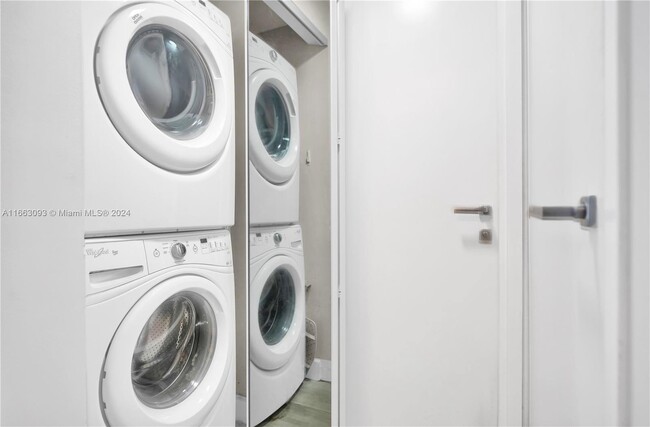 Washer / Dryer - 1300 Brickell Bay Dr