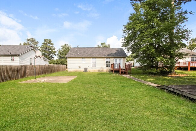 Building Photo - Charming 3-Bedroom with Spacious Backyard