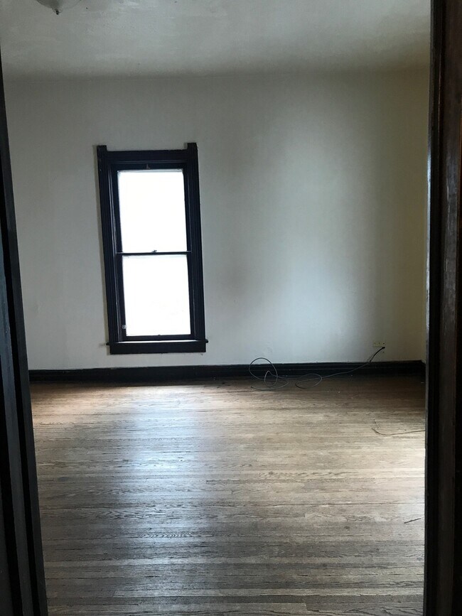 Building Photo - 424 E 6th St