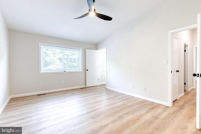 Building Photo - Welcome to contemporary luxury living in this beautifully renovated 2bd 2.5bth penthouse condo