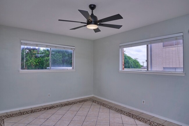 Building Photo - 219 W Silver Sands Dr