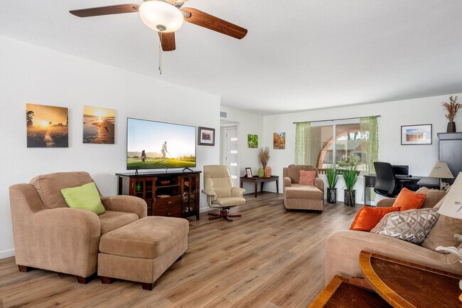 Building Photo - 2426 E Sahuaro Dr