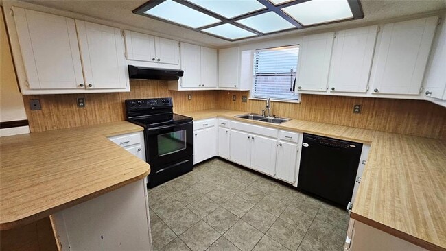 Building Photo - 211 Redbud St