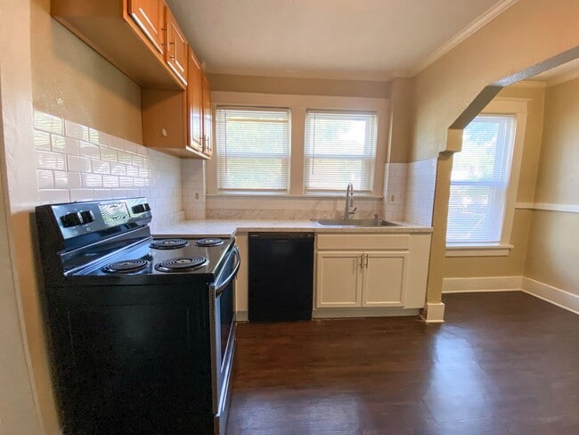 Building Photo - 2 bedroom, 1 bath near Jackson and Maury /...