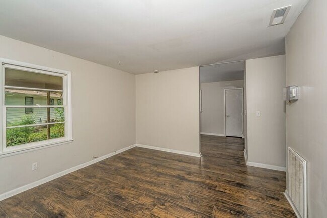 Building Photo - $1,199! 3Bed/ 1 Bath House! North of Birmingham! Save 50% off the first full month's rent. Apply ...