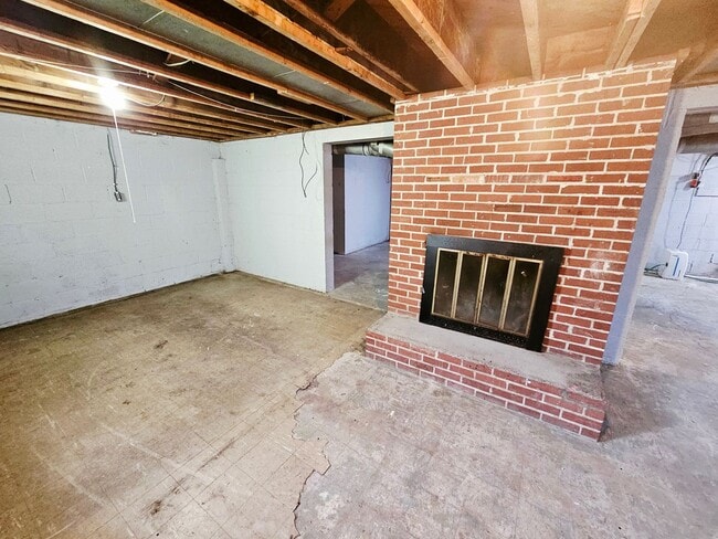 Building Photo - Renovated 2BR/1BA Home