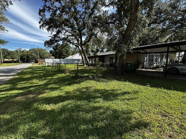 Building Photo - 421 Corvet St