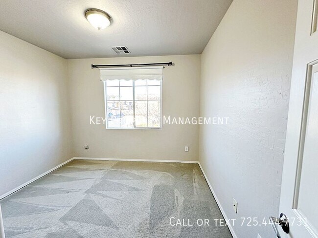 Building Photo - 3 BEDROOM 2 BATH 2 CAR GARAGE CONDO IN GAT...