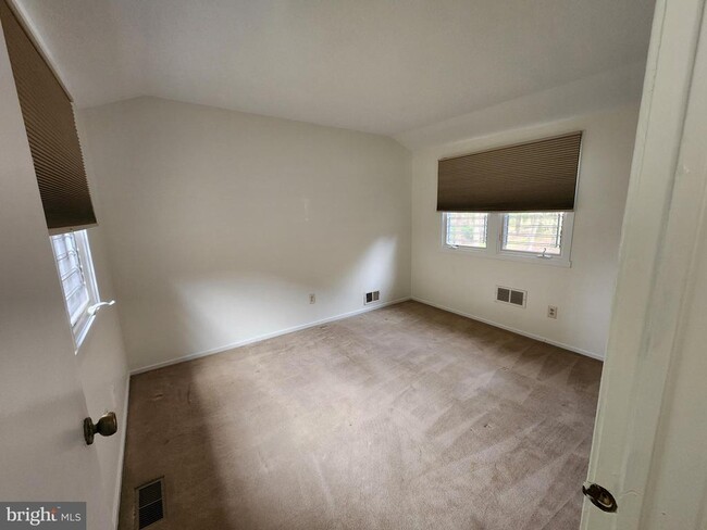 Building Photo - 254 Sayre Dr