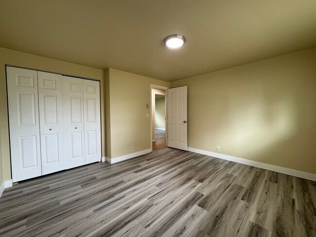 Building Photo - 3-Bedroom, 1-Bathroom Duplex Near Coburg Road