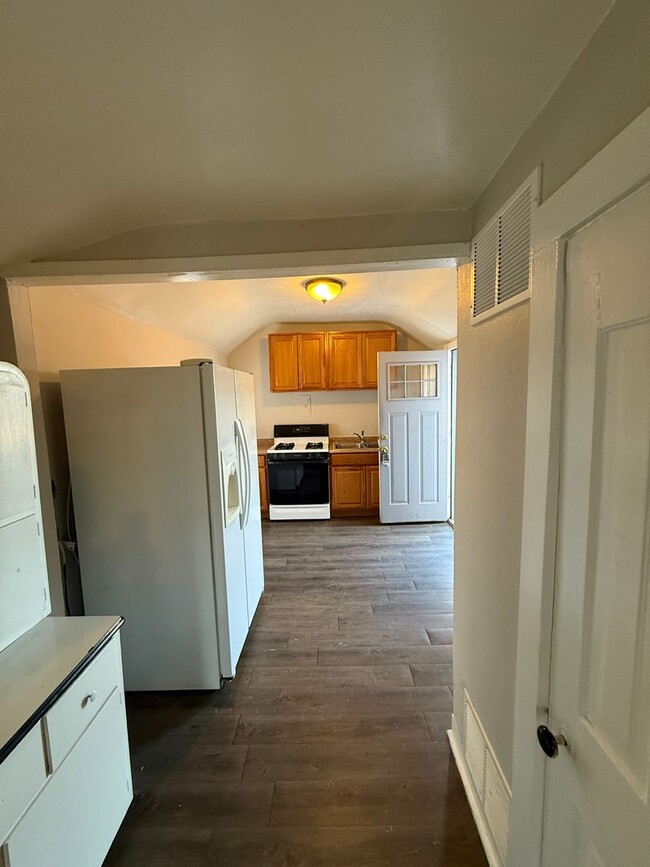 Building Photo - 613 N Cascade Ave