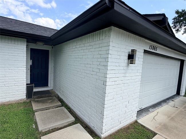 Building Photo - 15865 Ridgeroe Ln