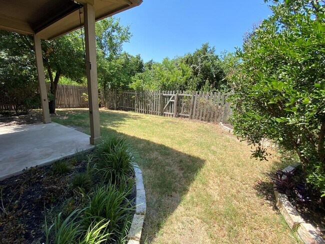 Building Photo - 2221 Nestlewood Dr