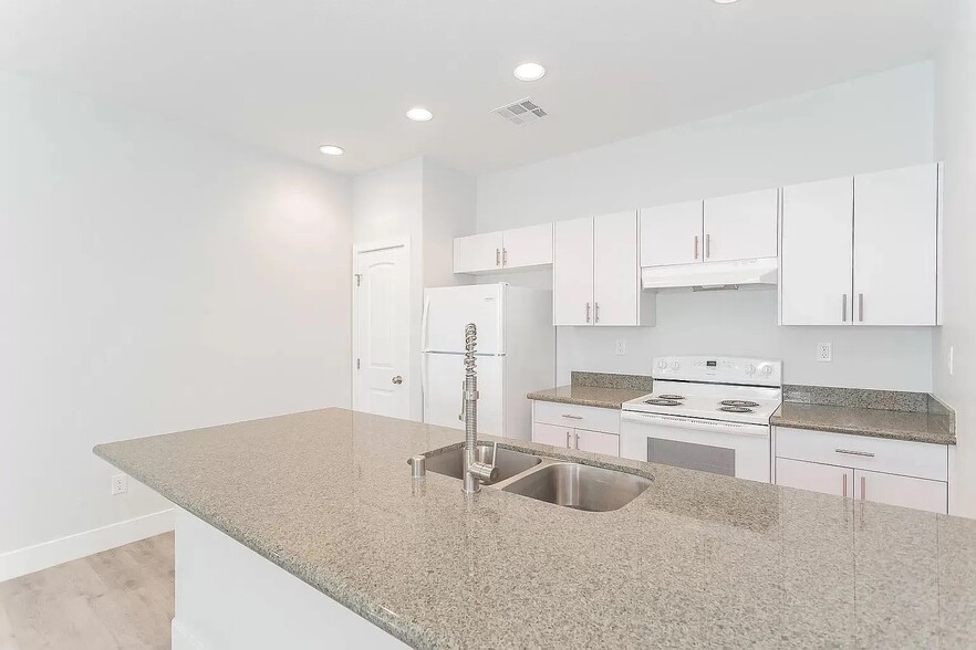 Building Photo - 1741 S Dandelion St