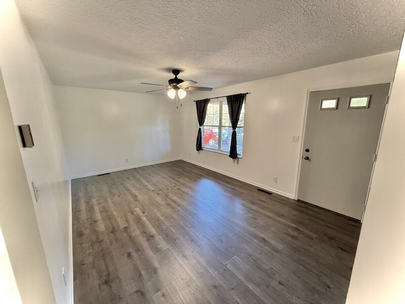 Building Photo - 597 Bluebird Dr