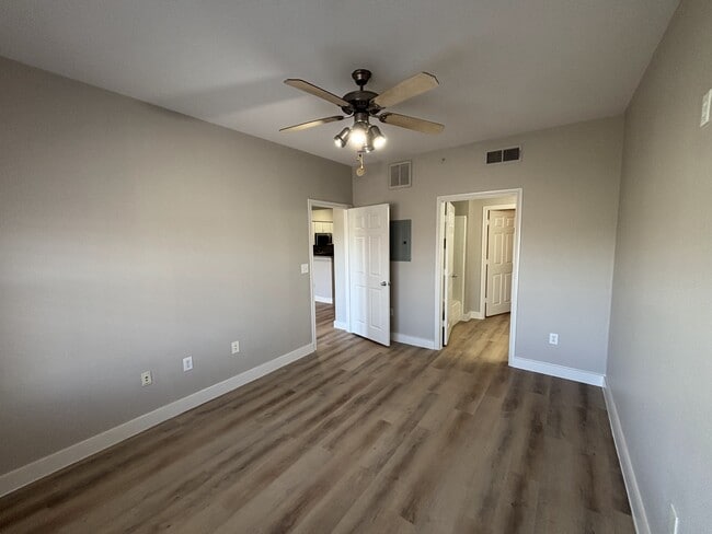 Building Photo - 3102 Kings Rd