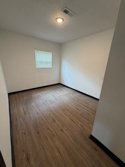 Building Photo - 2020 Val Vista Ct