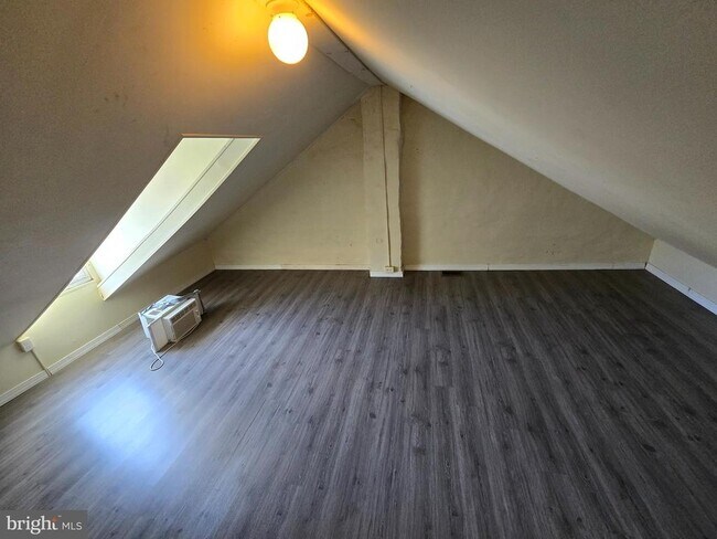 Building Photo - 330 Moss St