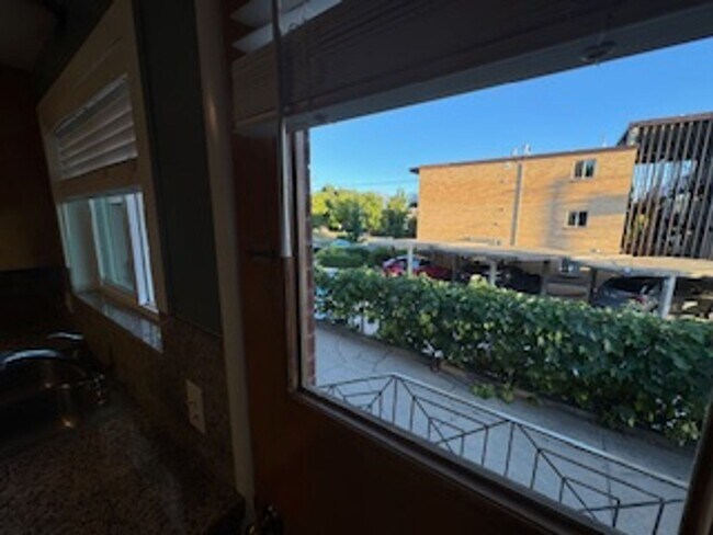 Building Photo - GORGEOUS Avenues Home!!!