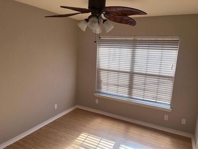 Building Photo - Beautiful 3 bed/2 bath home in West Sherman!