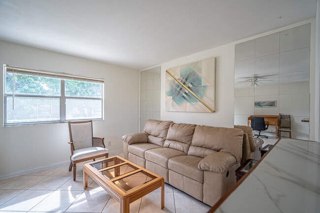 Building Photo - 467 Saxony Way