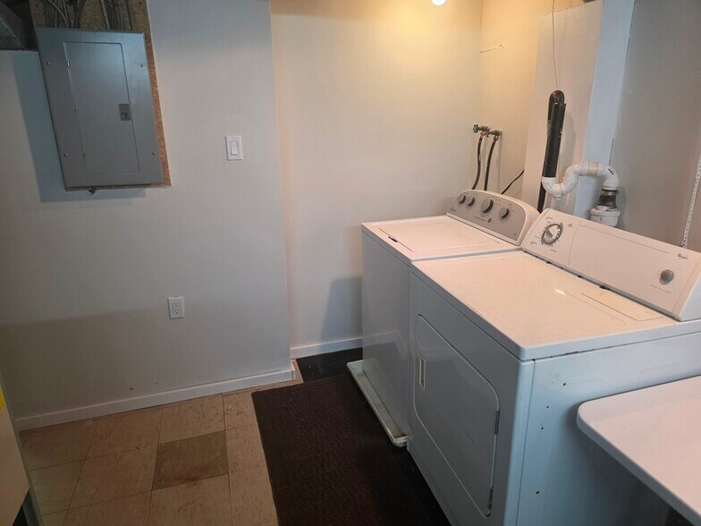 Building Photo - 19 Lakeview Ave